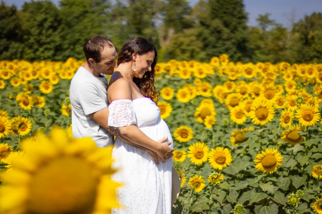 Grossesse couple champ de tournesol